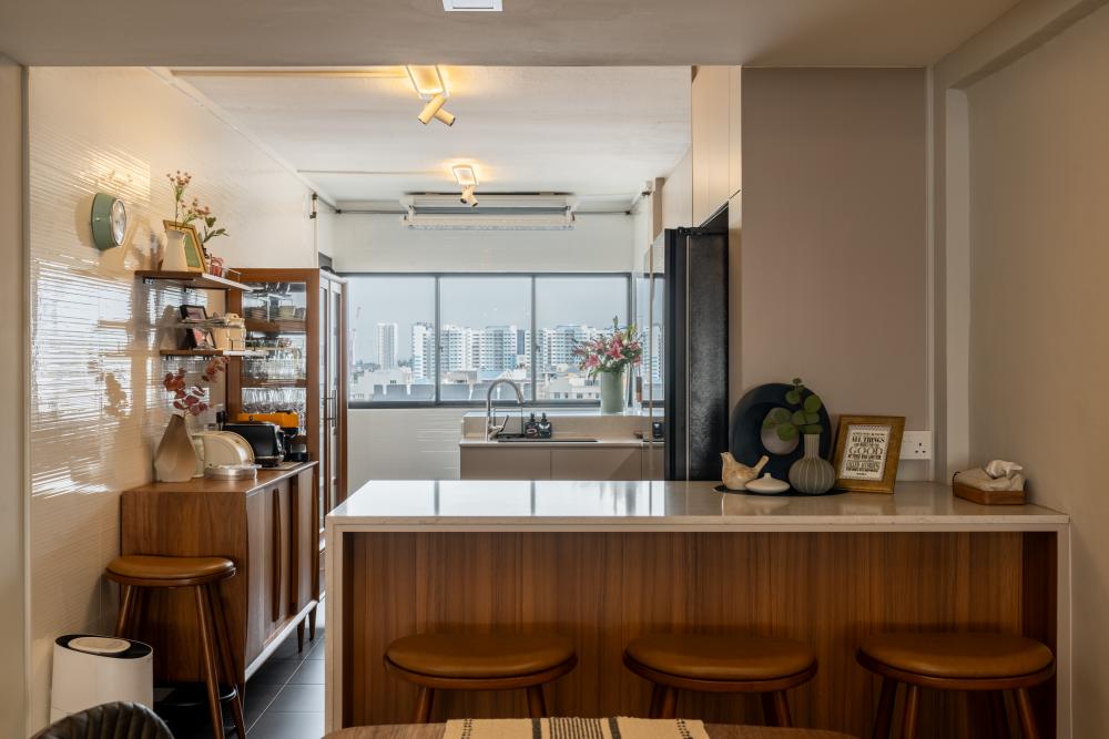 Modern Kitchen with Vinyl Flooring and Homogeneous Tiles