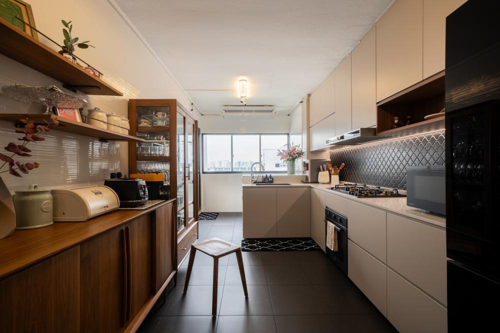 Modern Kitchen with Homogeneous Tiles and Kitchen Backsplash