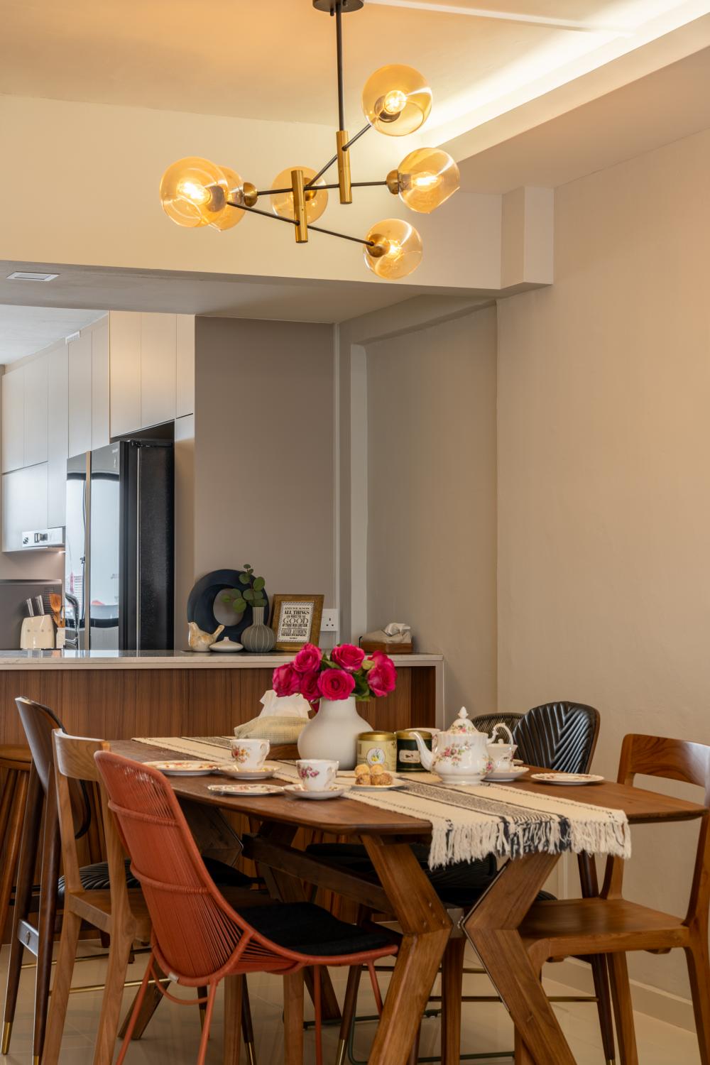 Modern Dining Room with Drop Ceiling and Dining Table