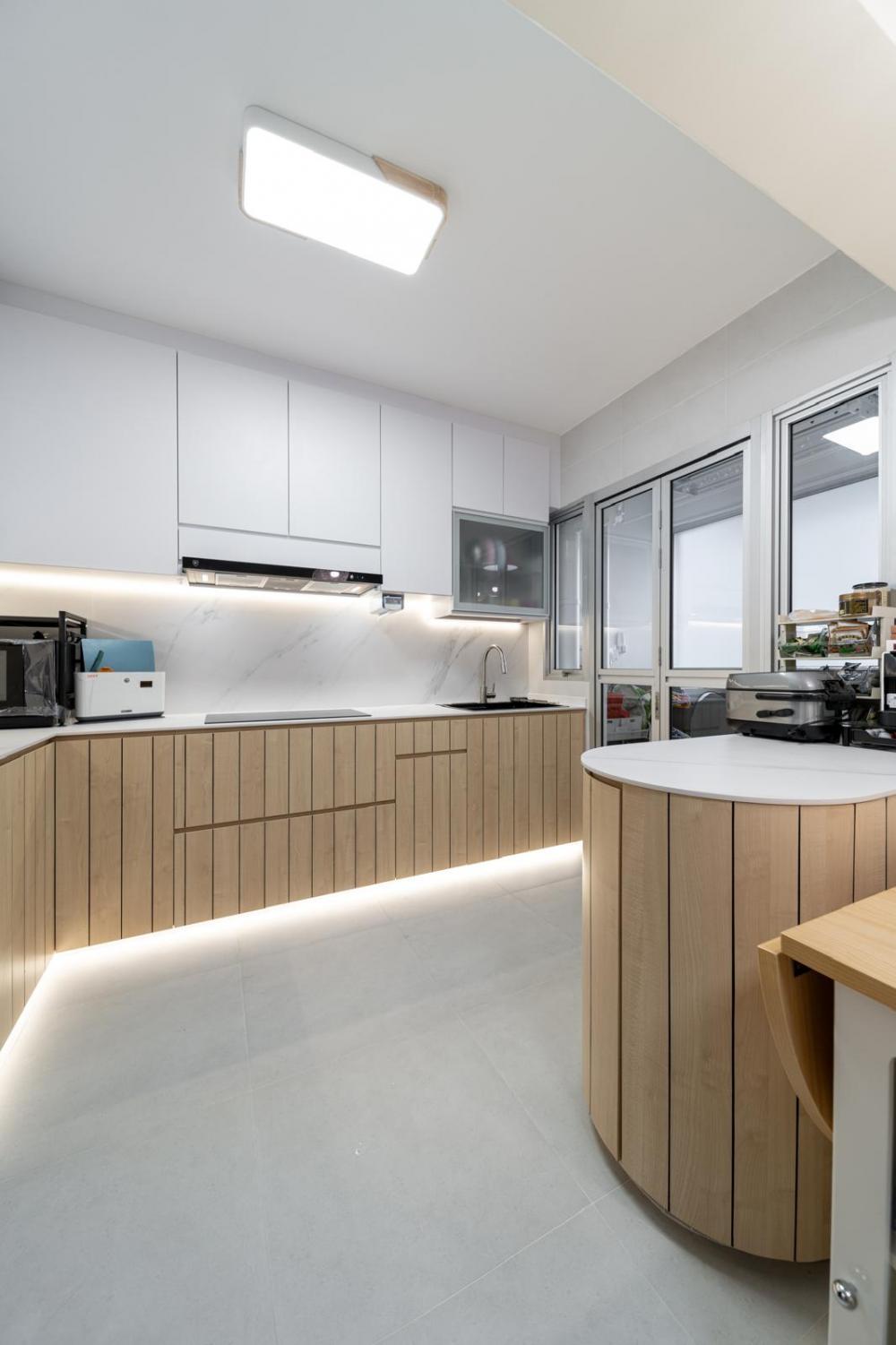 Contemporary Kitchen with Countertop and Homogeneous Tiles