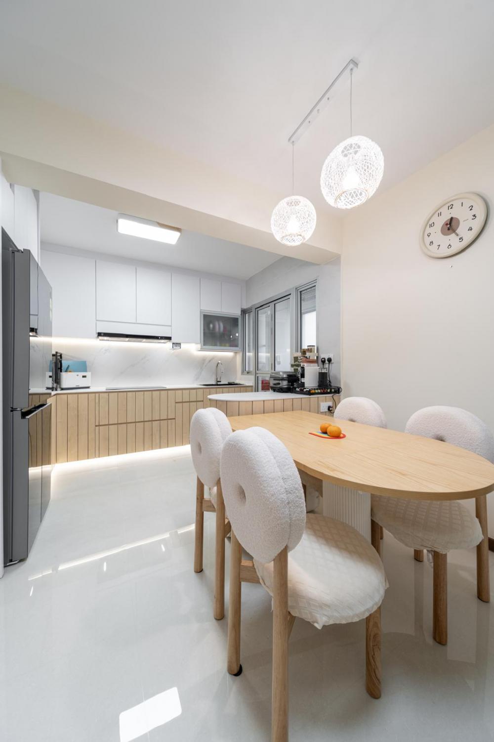Contemporary Kitchen with Homogeneous Tiles and Breakfast Counter