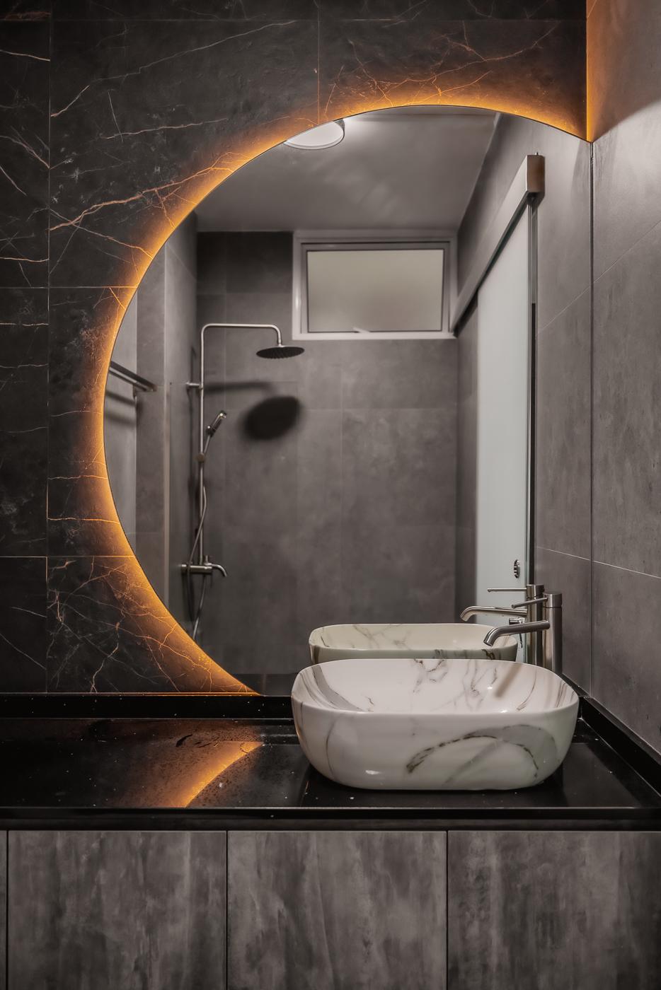 Modern Bathroom with Countertop and Homogeneous Tiles