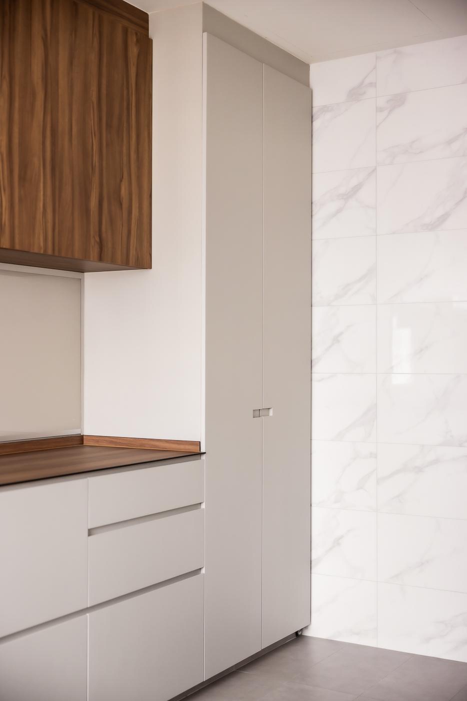 Modern Kitchen with Countertop and Homogeneous Tiles
