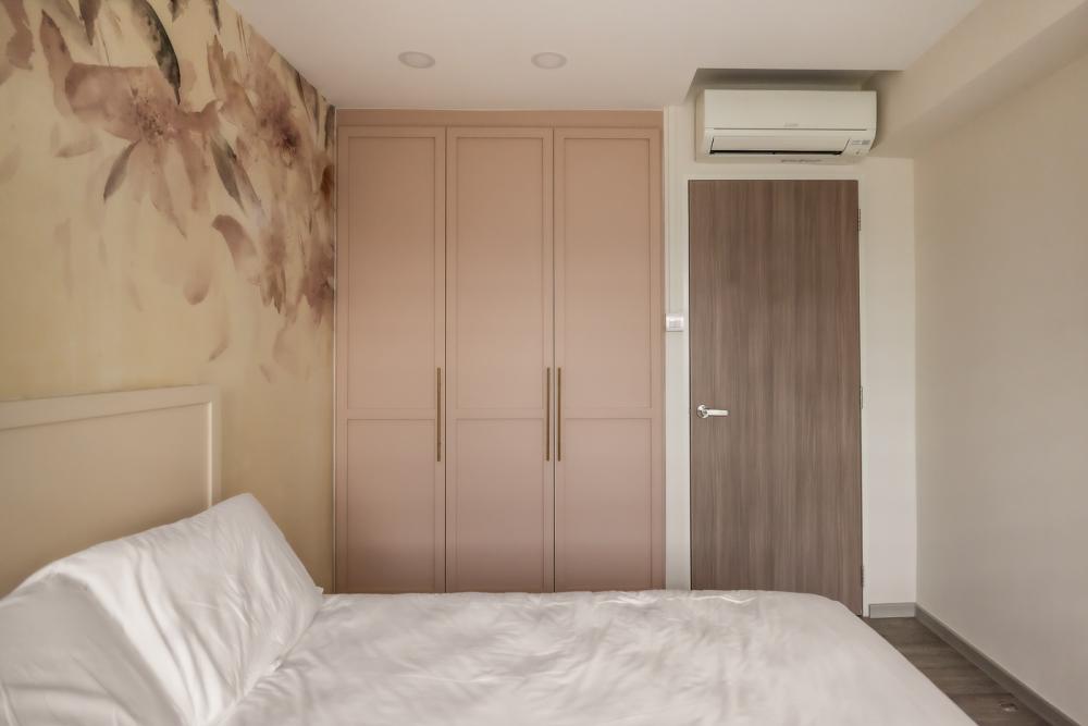 Modern Bedroom with Vinyl Flooring and Wardrobe