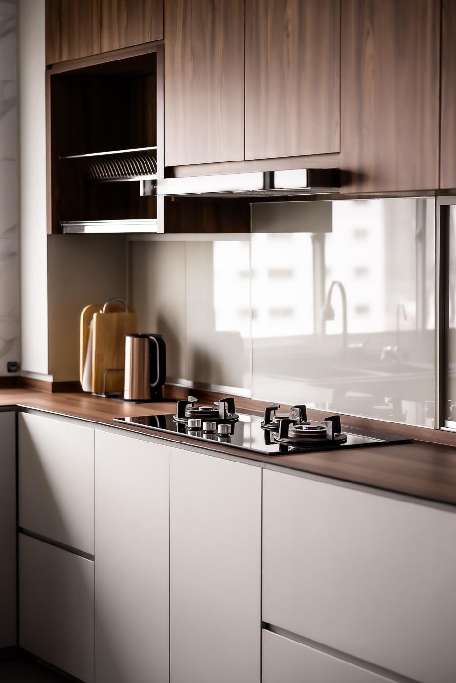 Modern Kitchen with Countertop and Homogeneous Tiles
