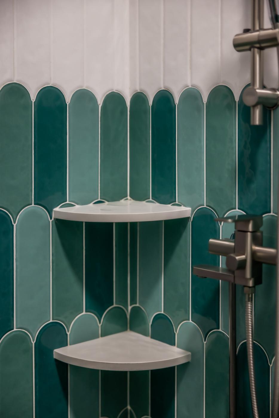 Modern Bathroom with Homogeneous Tiles and Mosaic