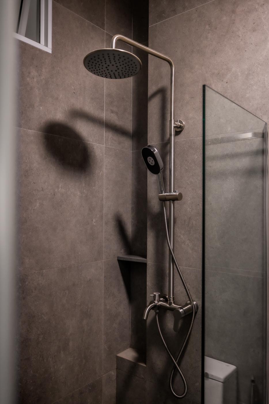 Modern Bathroom with Homogeneous Tiles and Shower Screen