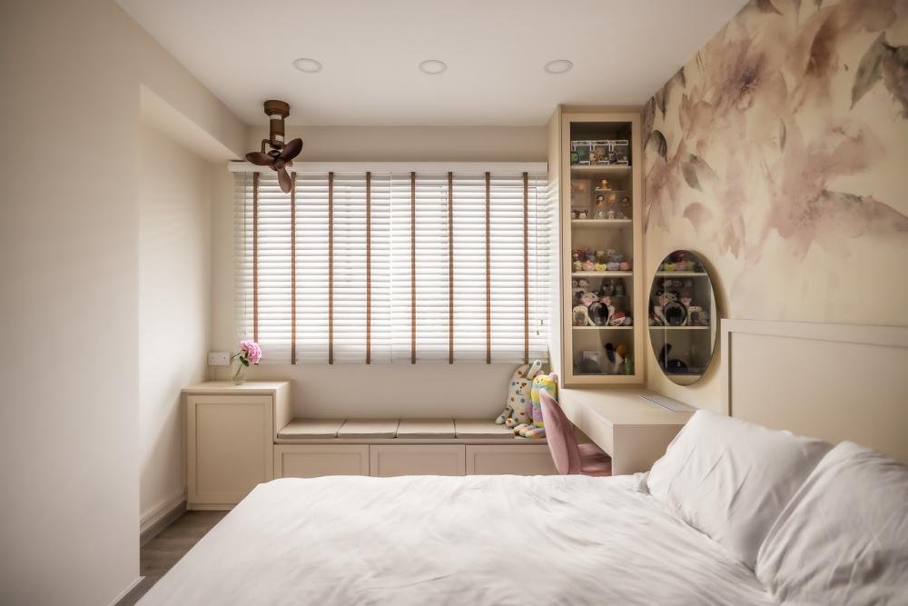 Modern Bedroom with Vinyl Flooring and Drop Light
