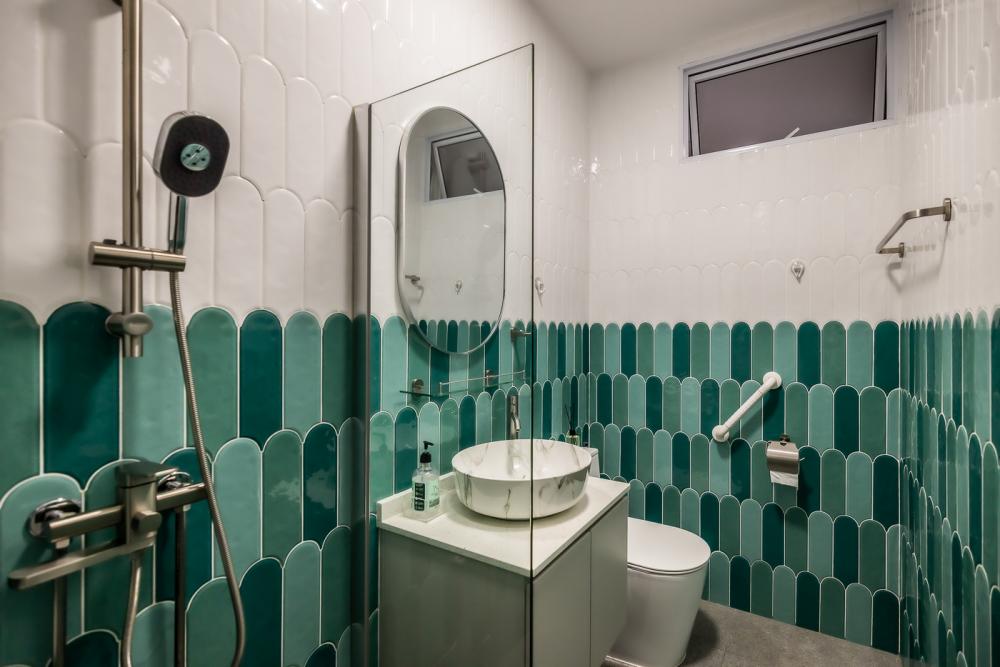 Modern Bathroom with Countertop and Homogeneous Tiles