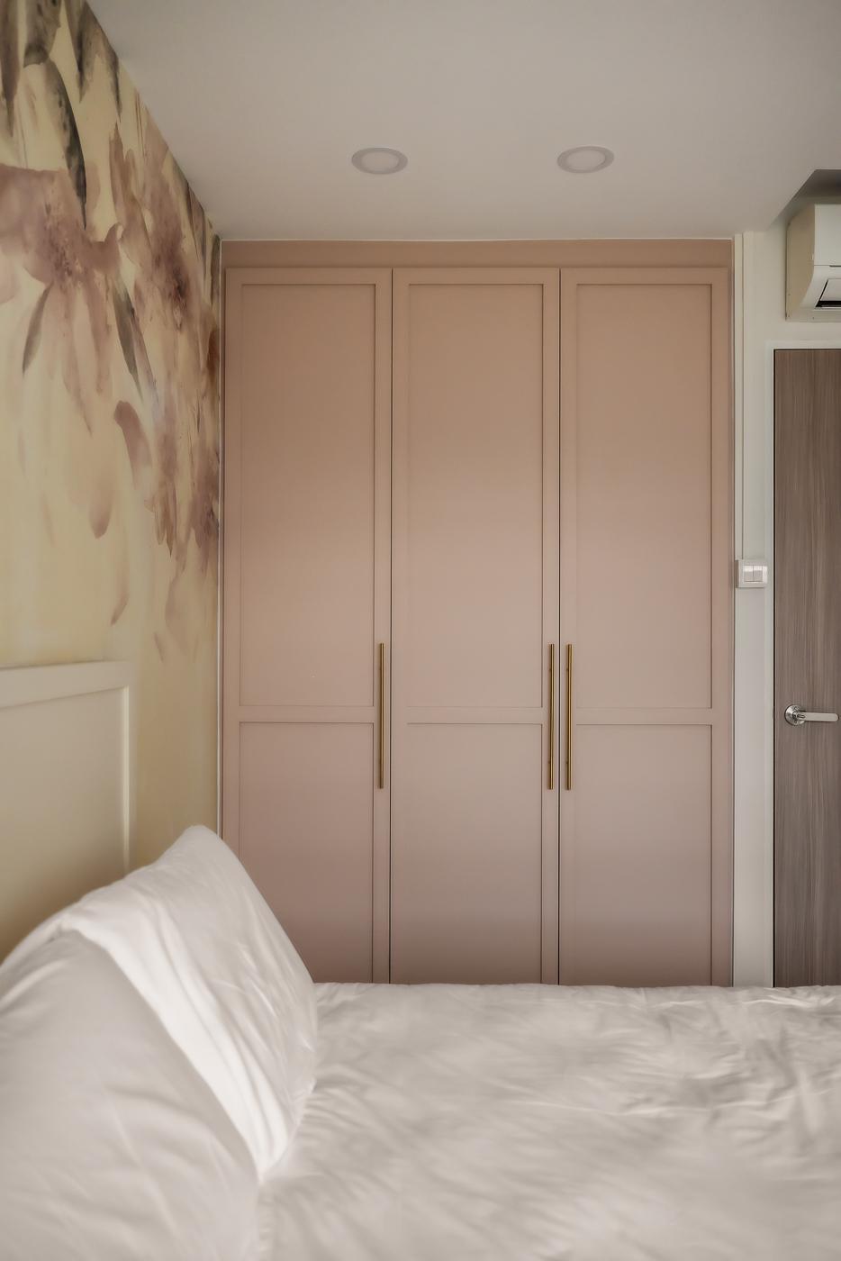 Modern Bedroom with Vinyl Flooring and Drop Light