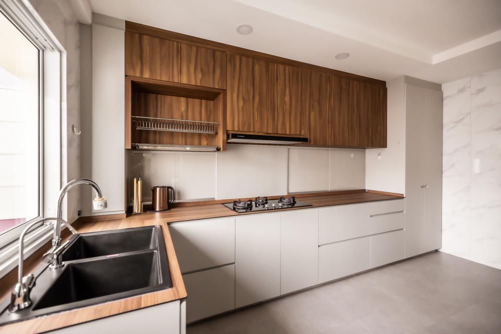 Modern Kitchen with Countertop and Homogeneous Tiles