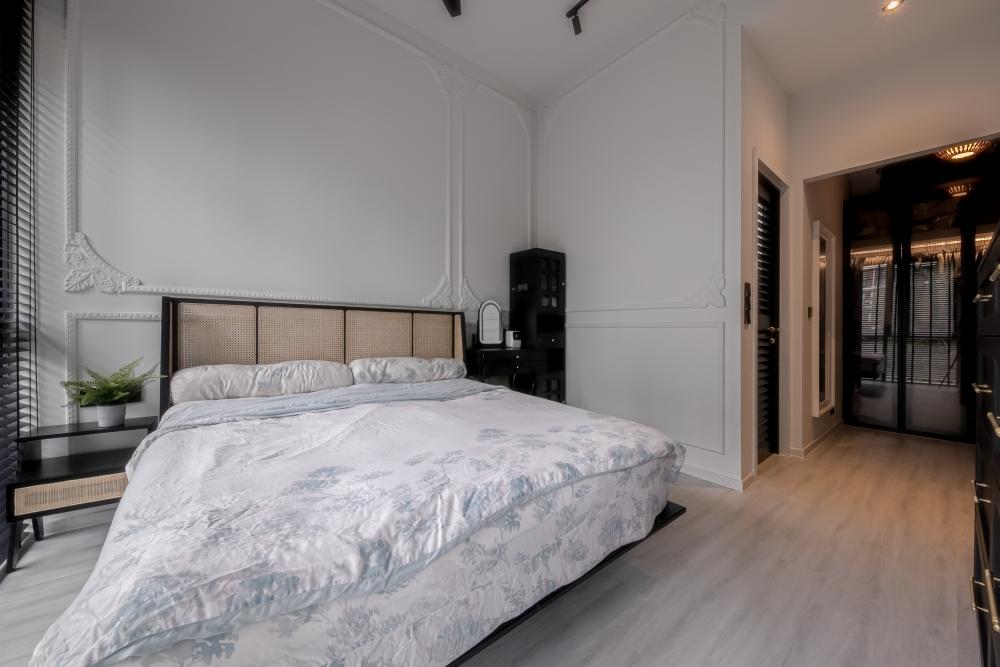 Modern Bedroom with Vinyl Flooring and Flooring