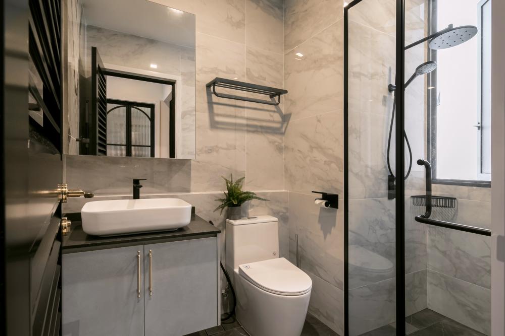 Modern Bathroom with Mirror and Bathroom Storage