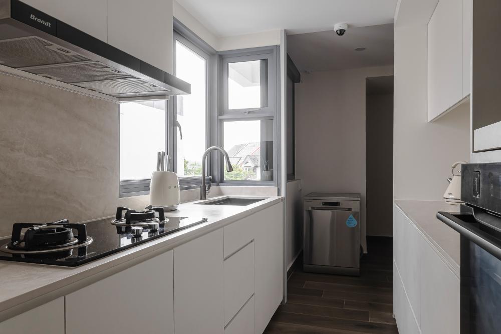 Contemporary Kitchen with Countertop and Homogeneous Tiles