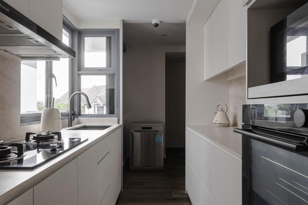 Contemporary Kitchen with Feature Wall and Kitchen Backsplash