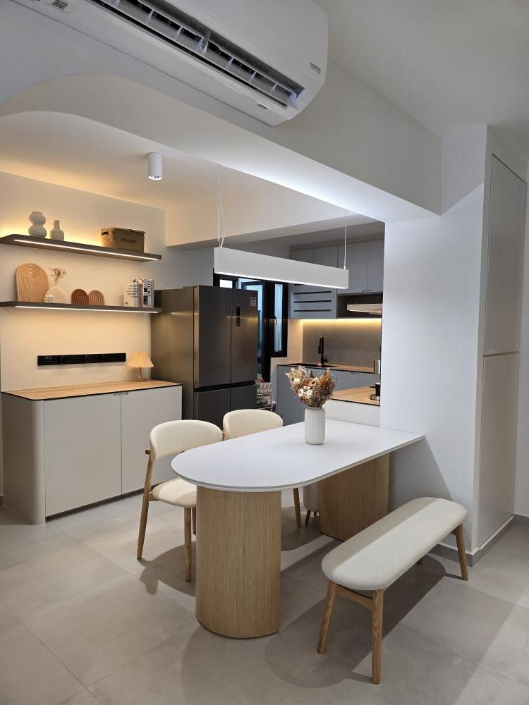 Scandinavian Dining Room with Dining Table and Dining Chairs