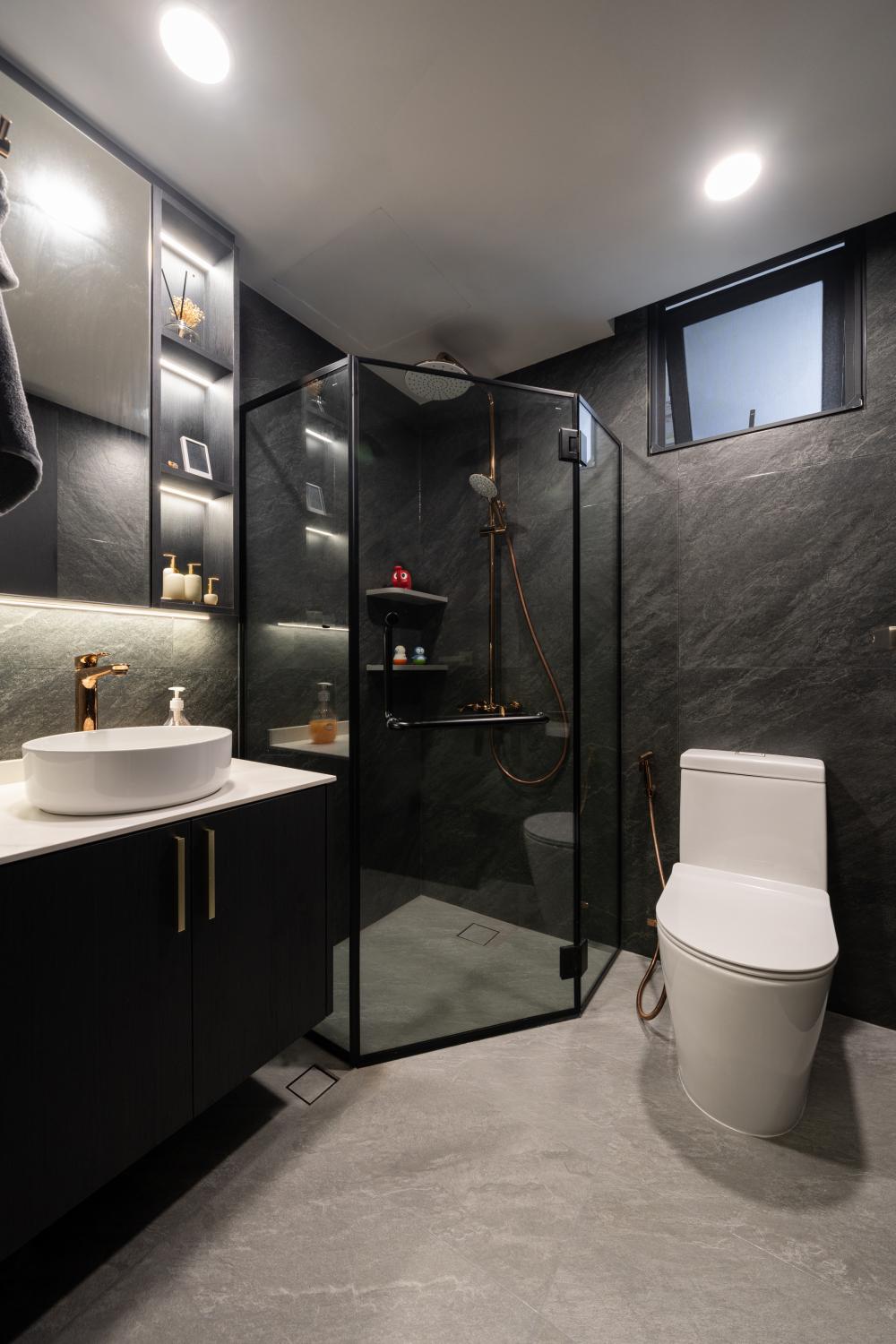 Modern Bathroom with Mirror and Bathtub