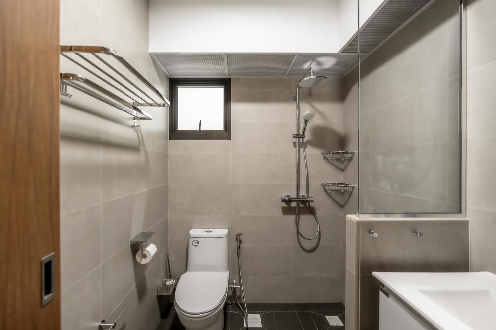 Scandinavian Bathroom with Homogeneous Tiles and Shower Screen
