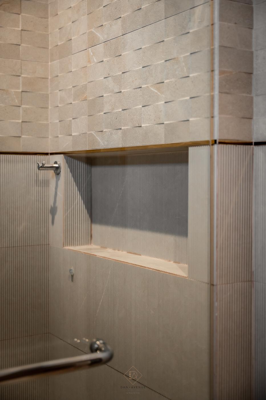 Modern Bathroom with Homogeneous Tiles and Shower Screen