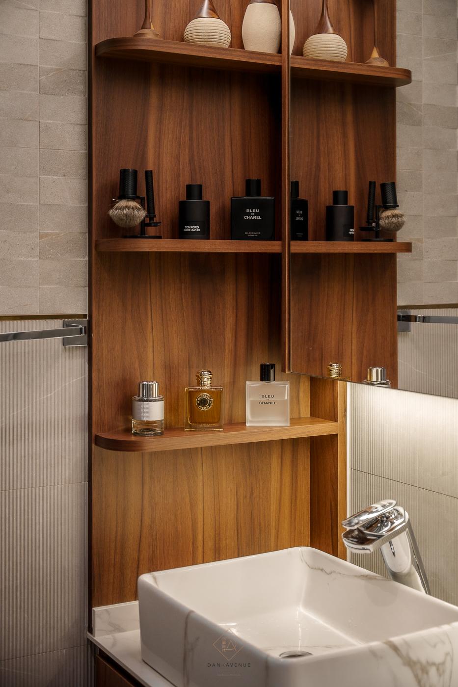 Modern Bathroom with Countertop and Homogeneous Tiles