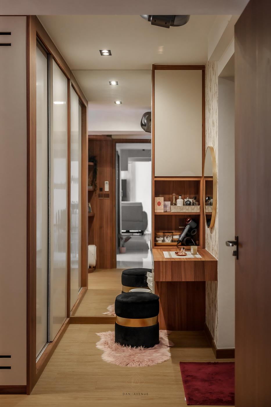 Modern Walk-in Wardrobe with Mirror and Wardrobe