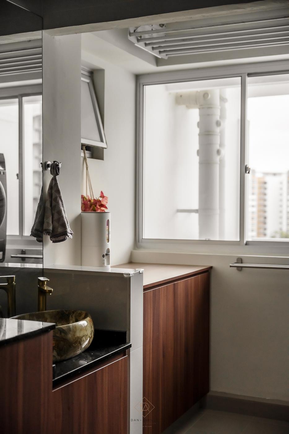 Modern Kitchen with Countertop and Homogeneous Tiles