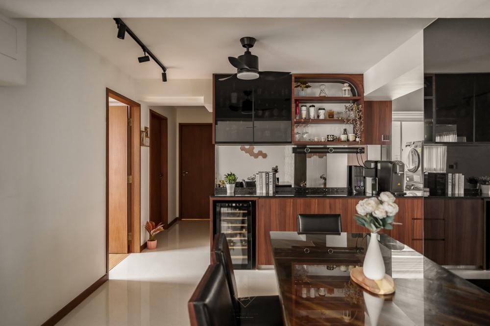 Modern Dining Room with Drop Ceiling and Dining Table