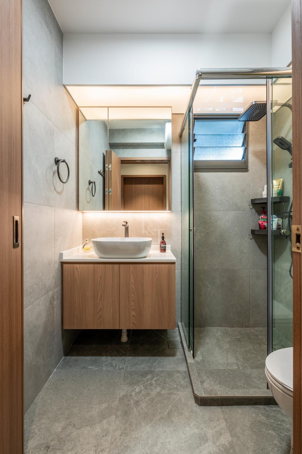 Modern Bathroom with Countertop and Homogeneous Tiles