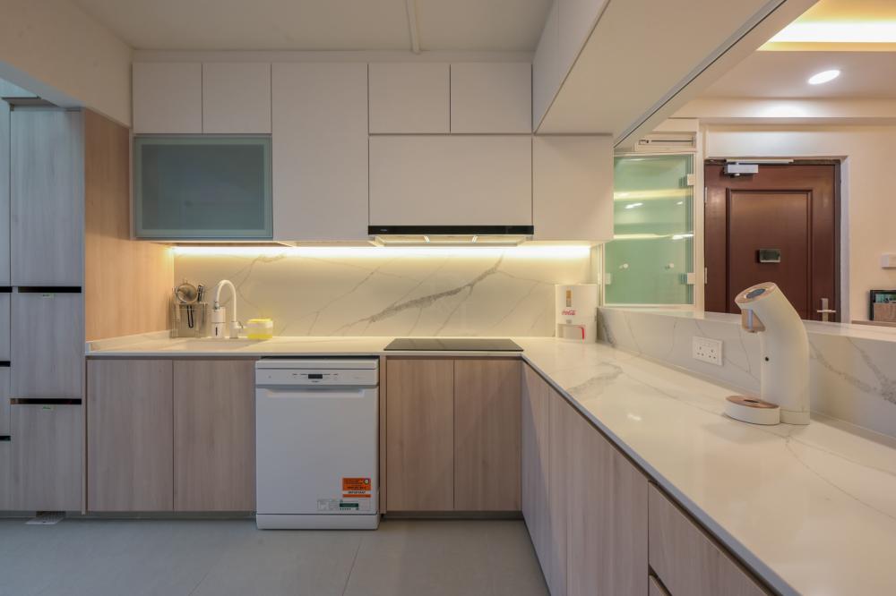 Modern Kitchen with Countertop and Homogeneous Tiles