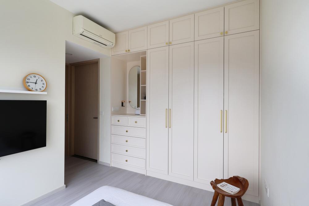 Contemporary Bedroom with Vinyl Flooring and Wardrobe