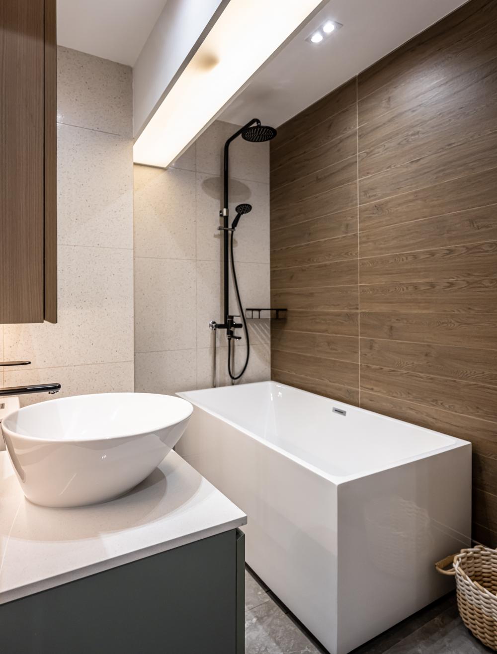 Contemporary Bathroom with Homogeneous Tiles and Marble Floor