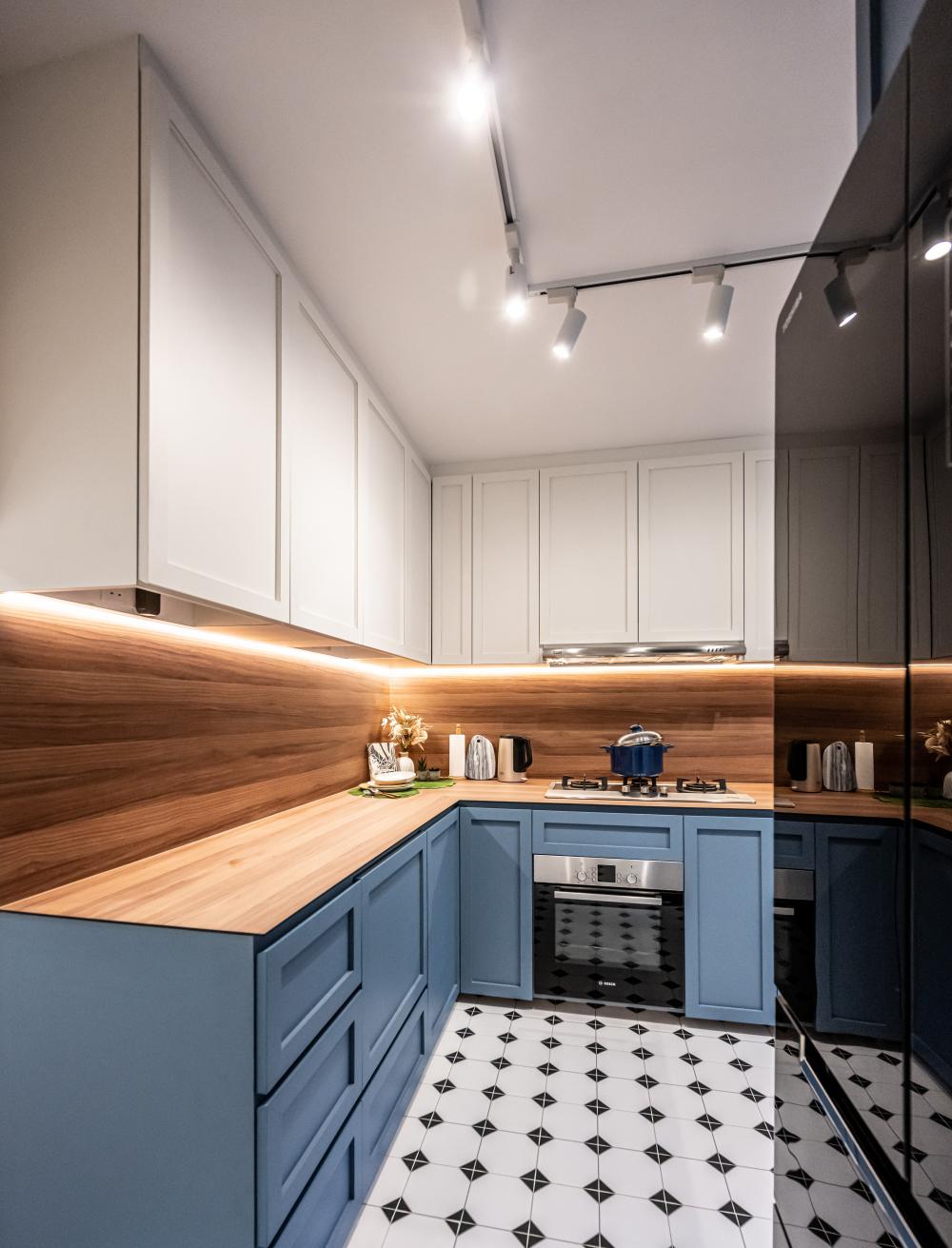 Contemporary Kitchen with Homogeneous Tiles and Cupboard