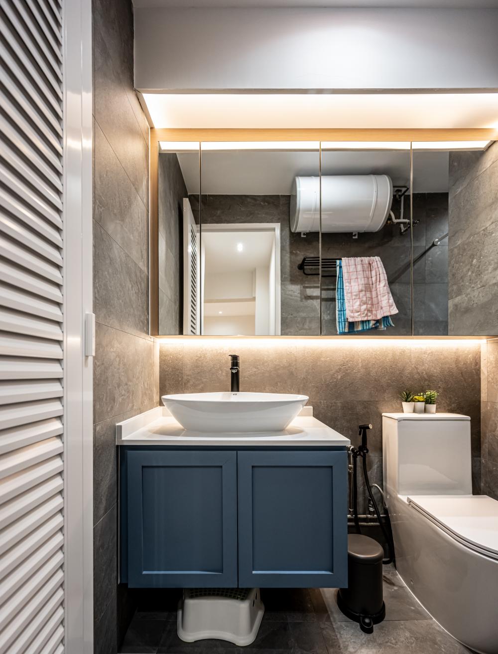Contemporary Bathroom with Mirror and Bathroom Storage