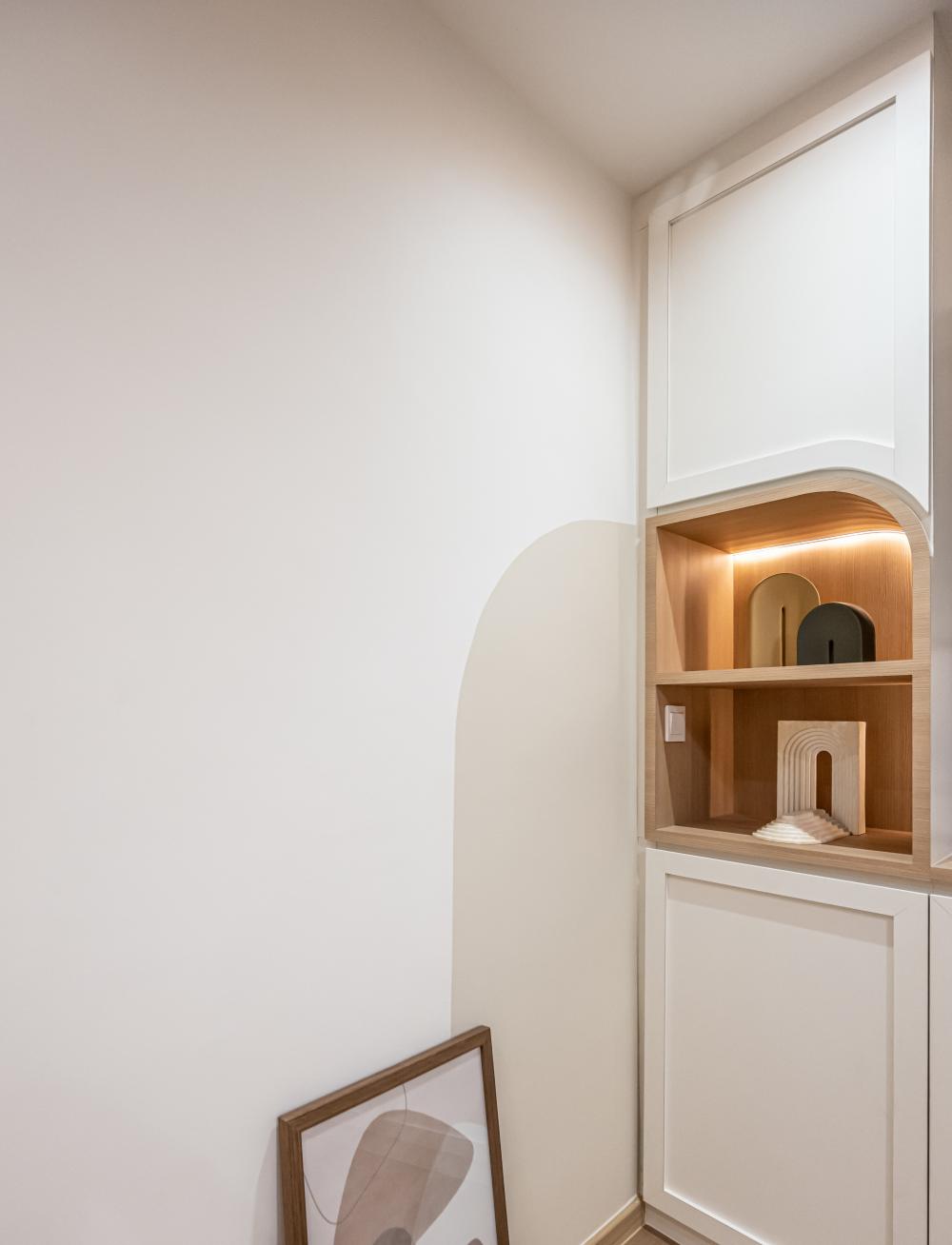 Contemporary Entryway with Shoe Rack and Small Storage