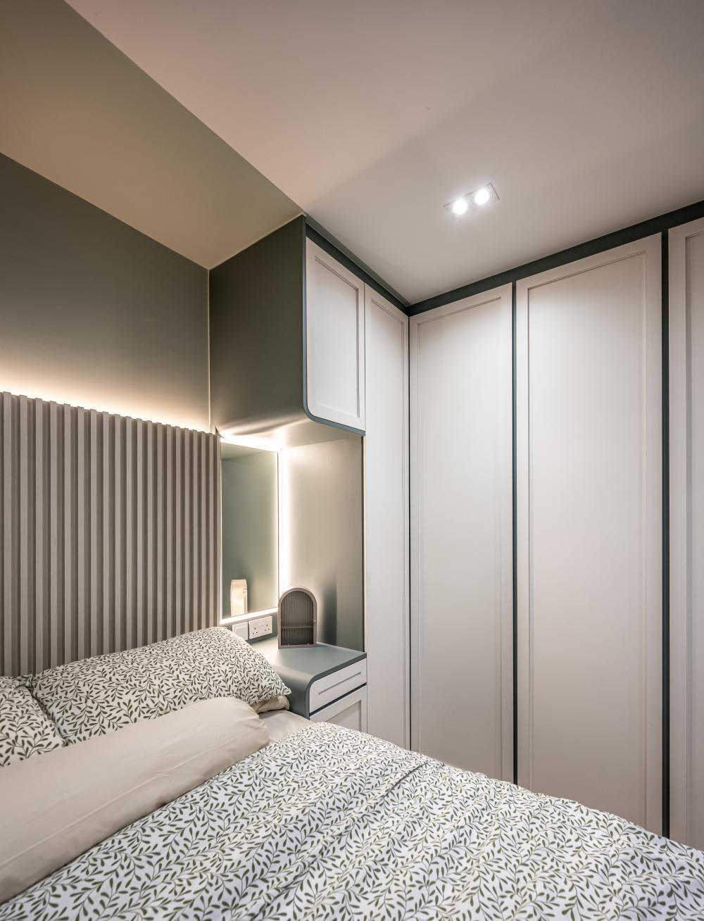 Contemporary Bedroom with Wardrobe and Closet