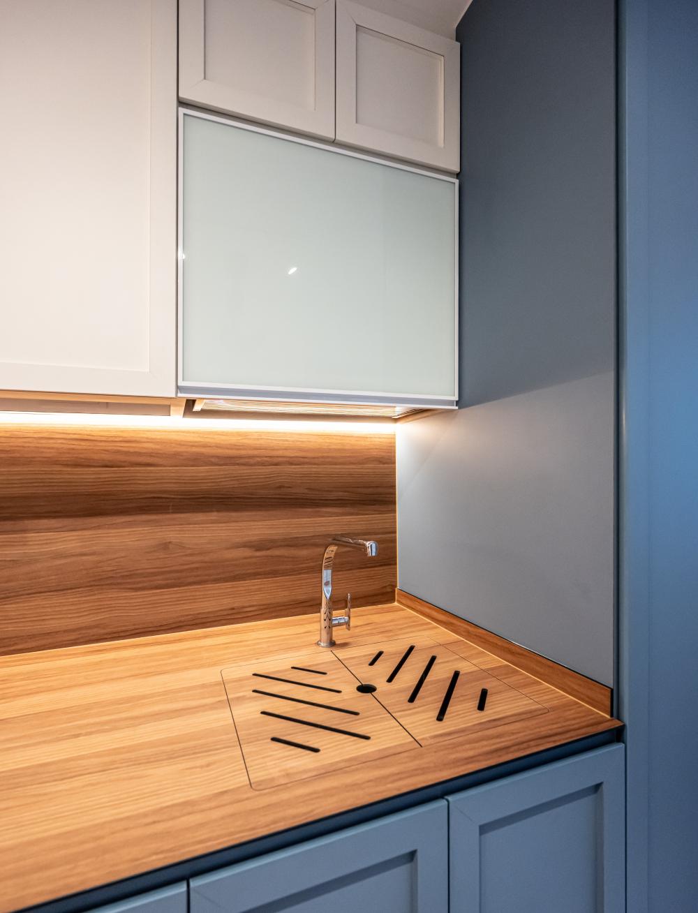Contemporary Kitchen with Countertop and Open Kitchen