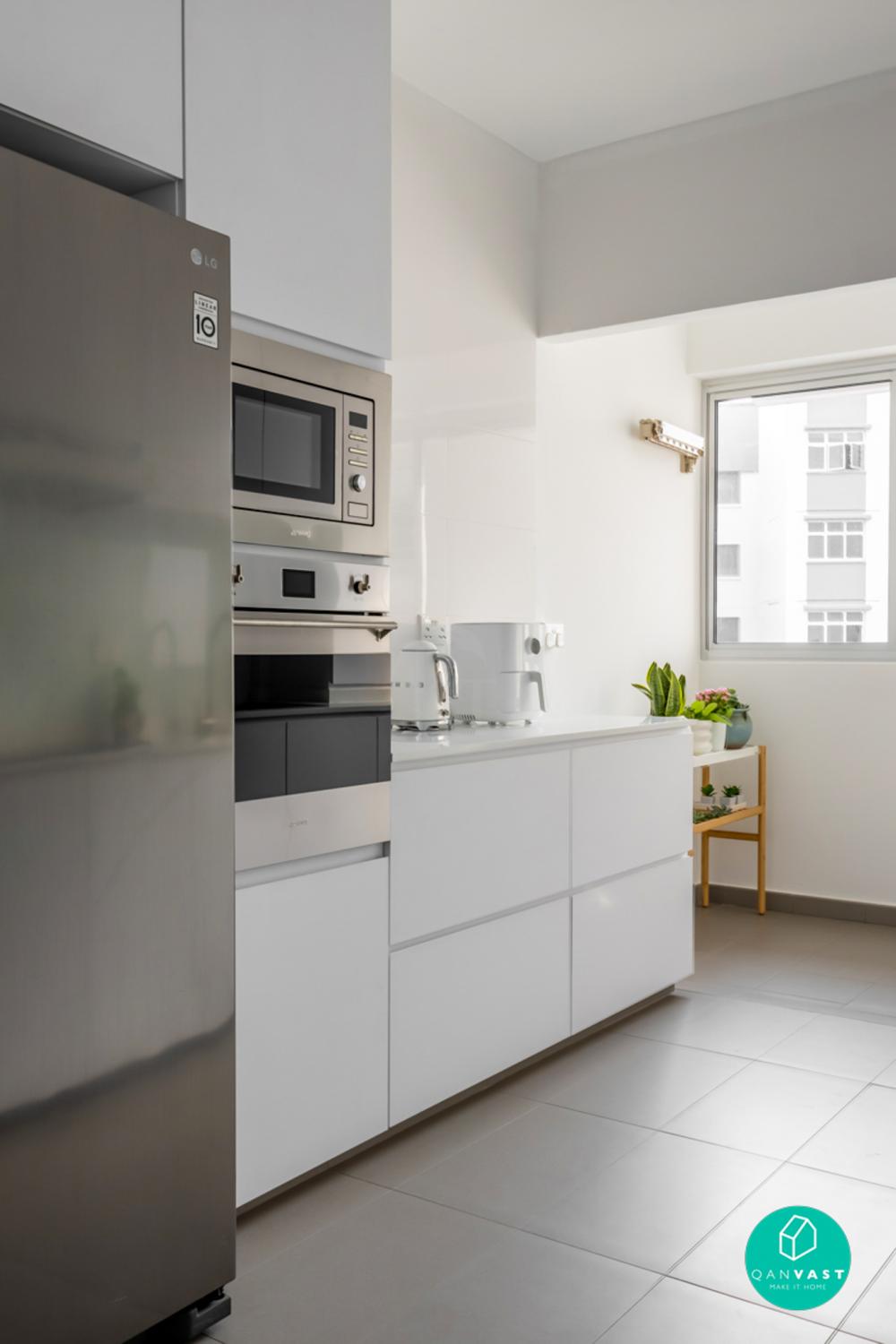 Minimalist Kitchen with Countertop and Homogeneous Tiles
