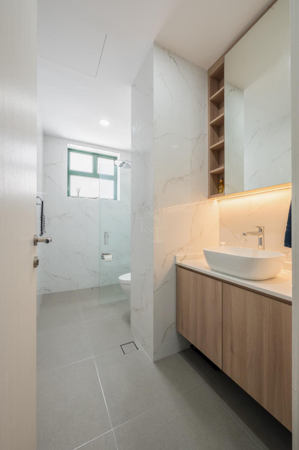 Modern Bathroom with Countertop and Homogeneous Tiles