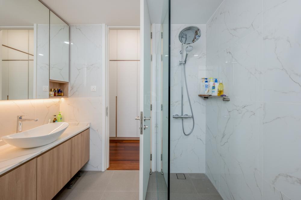Modern Bathroom with Countertop and Homogeneous Tiles