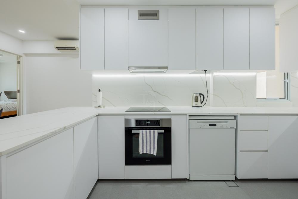 Modern Kitchen with Countertop and Homogeneous Tiles