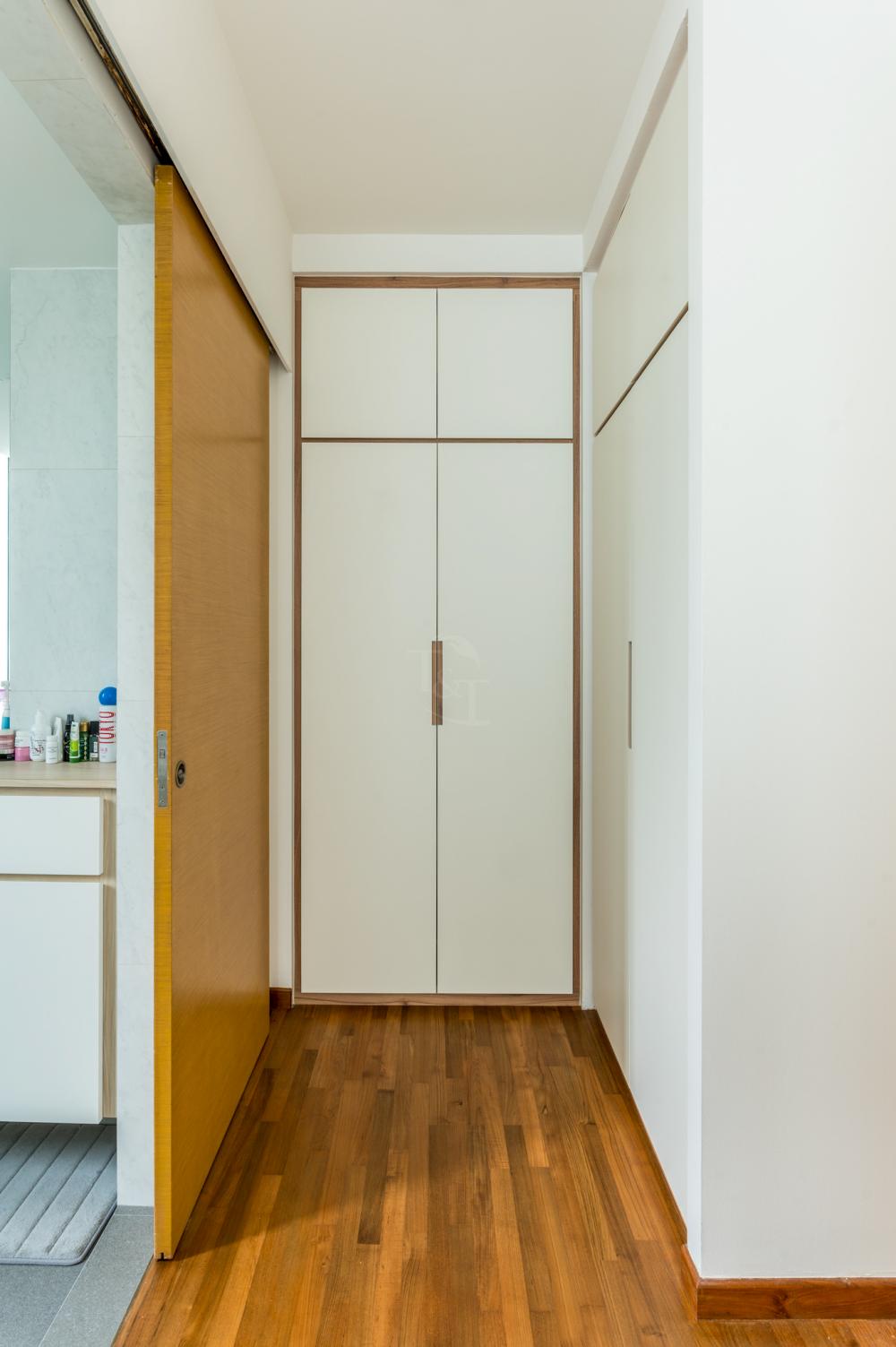Modern Walk-in Wardrobe with Mirror and Wardrobe