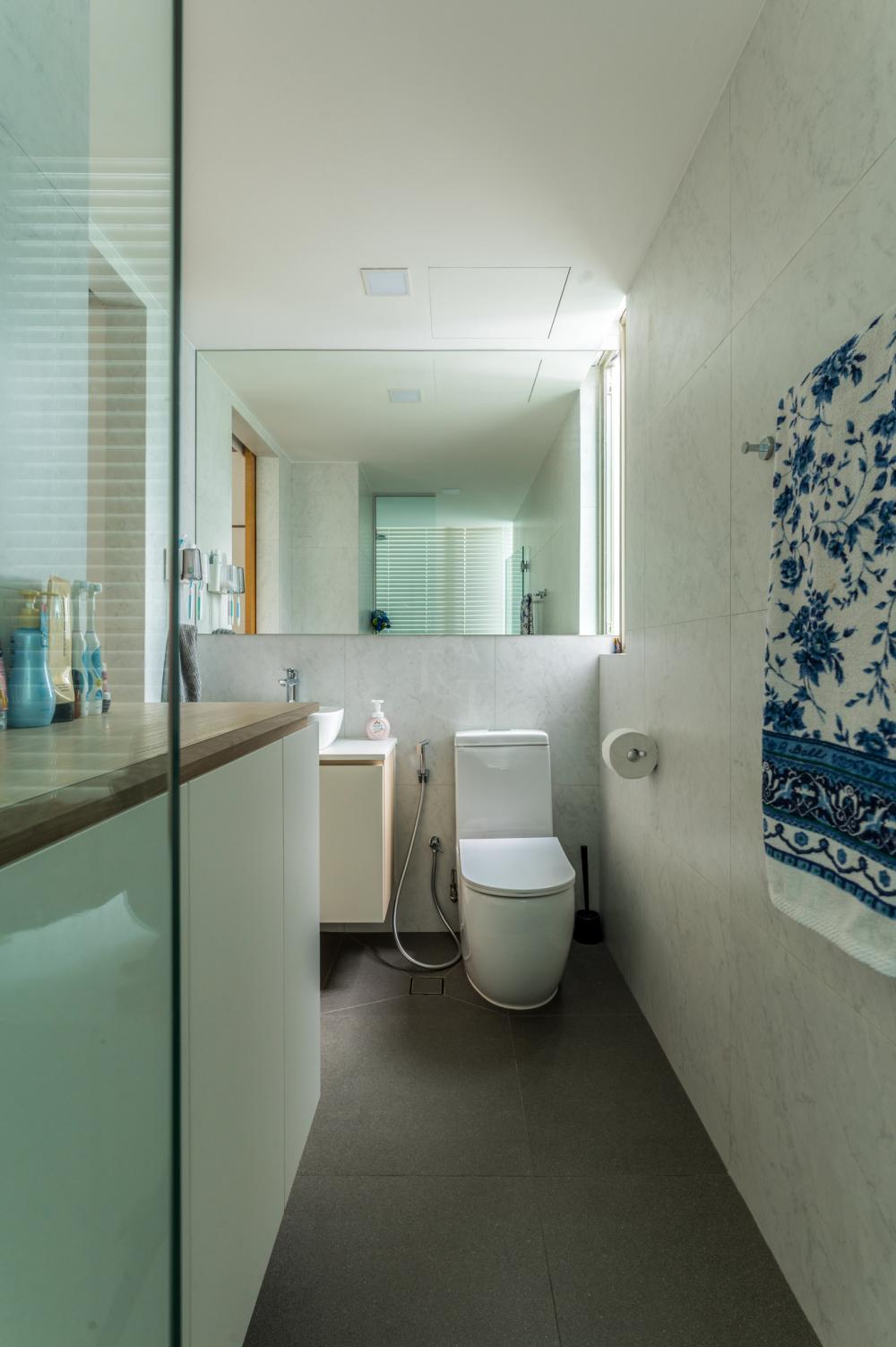 Modern Bathroom with Countertop and Homogeneous Tiles