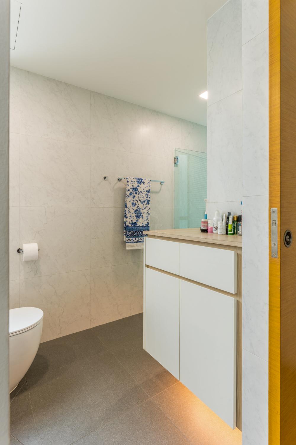 Modern Bathroom with Countertop and Homogeneous Tiles