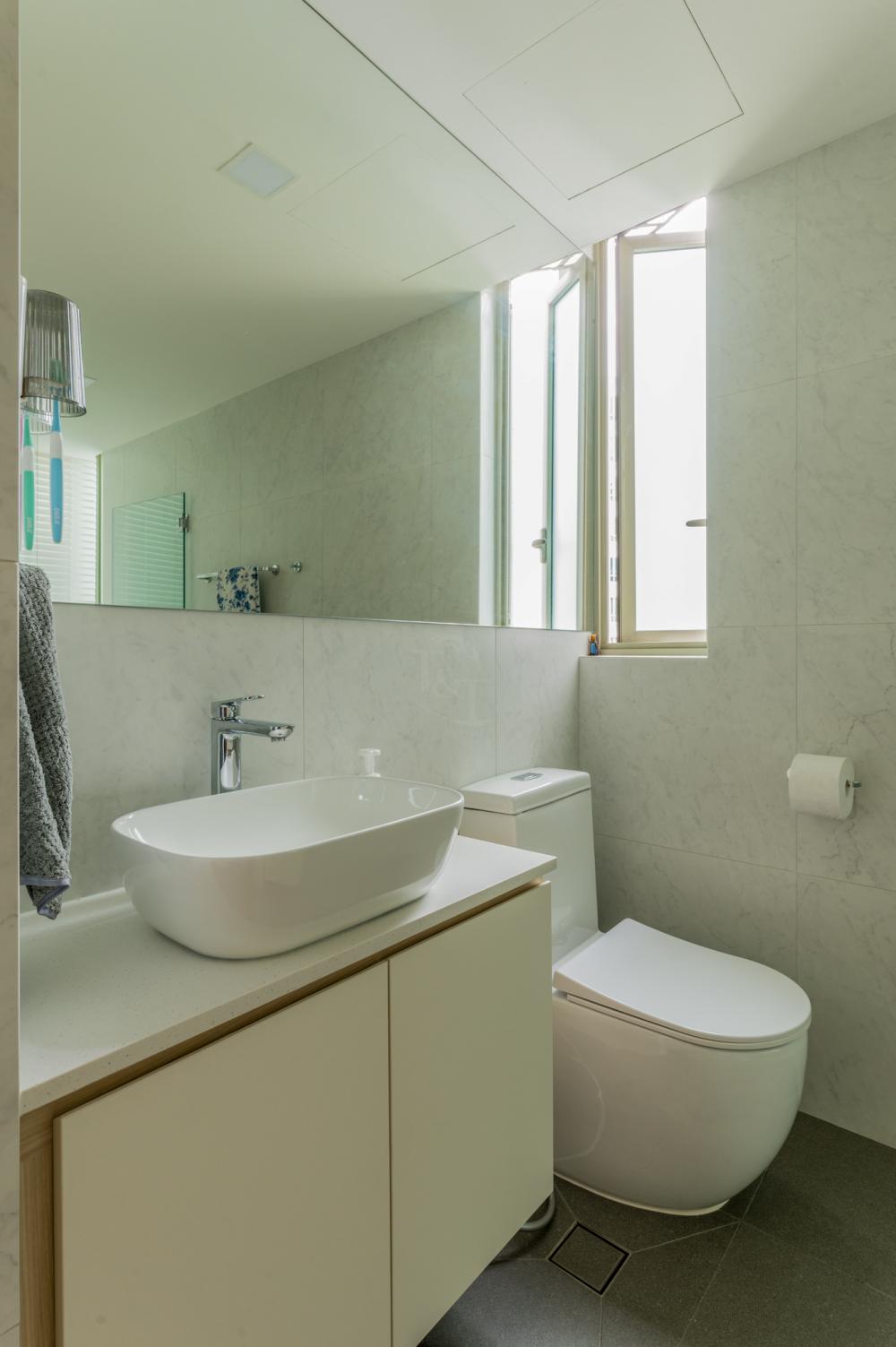 Modern Bathroom with Countertop and Homogeneous Tiles