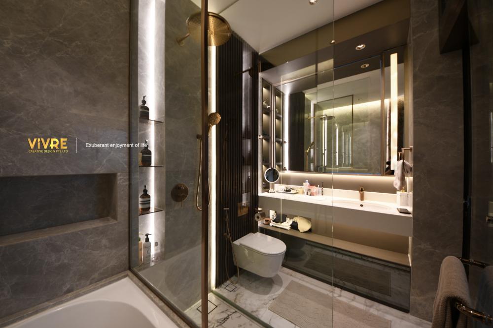 Modern Bathroom with Mirror and Bathtub