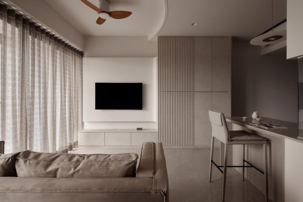 Minimalist Living Room with Countertop and Homogeneous Tiles