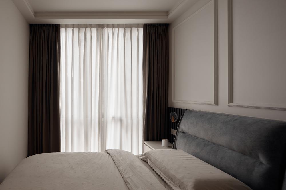 Minimalist Bedroom with Platform Bed and Feature Wall