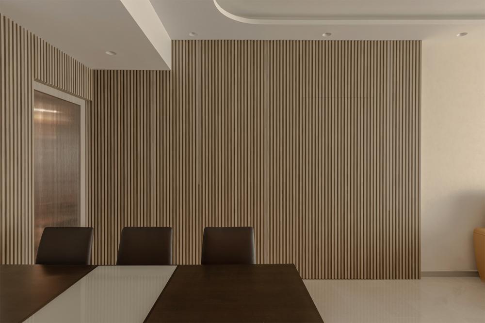 Contemporary Dining Room with Dining Table and Dining Chairs