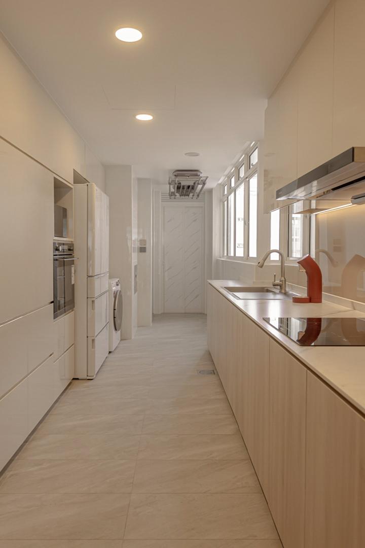 Contemporary Kitchen with Countertop and Kitchen Backsplash