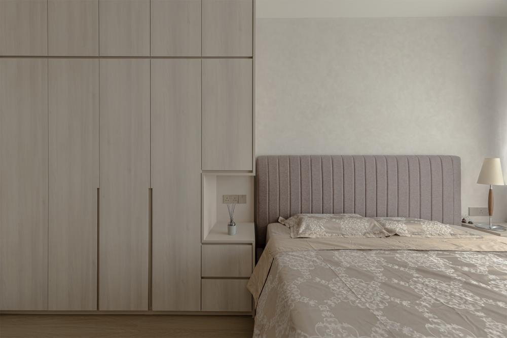 Contemporary Bedroom with Vinyl Flooring and Closet